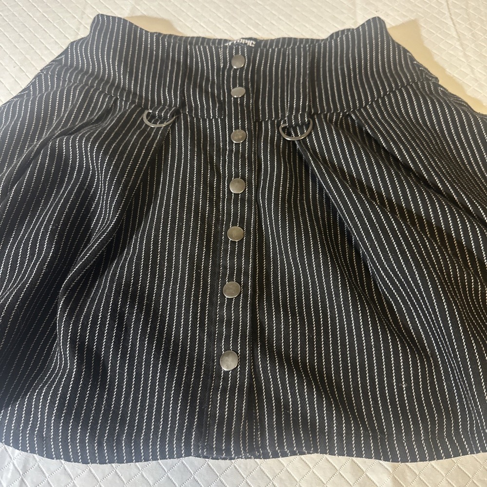 Hot‎ Topic Womens Silver Snaps D-Ring Pinstripe Wide Yoke Pleated Skirt SM Goth